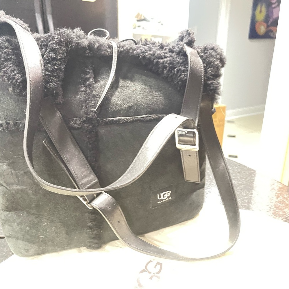 Vintage Ugg shoulder bag in Black.  Style SU602
NEVER WORN!!